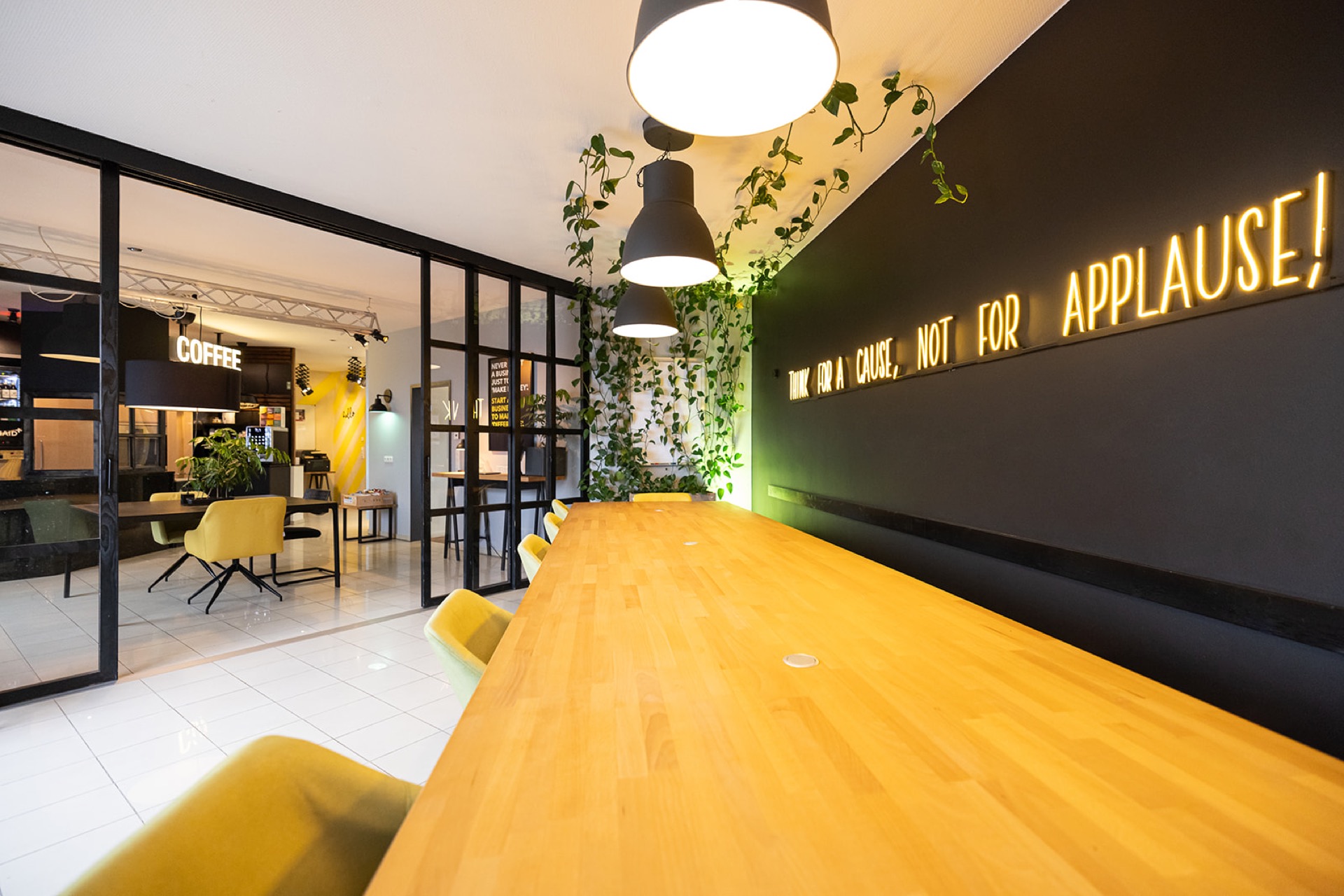 THE ROOF Raum Applause